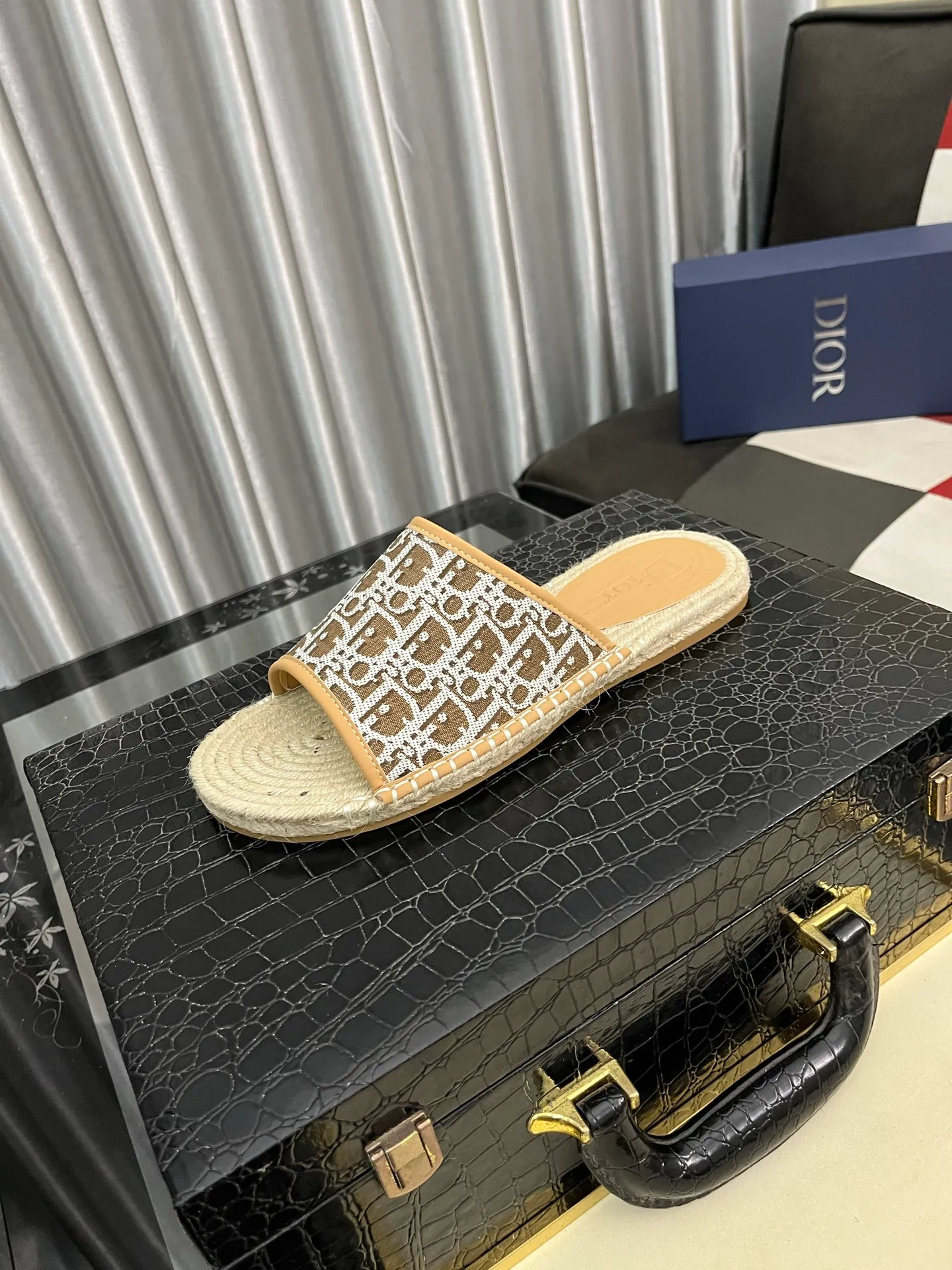 Men's shoes💰320⌚️⌚️DIOR Dior slippers New slippers are on sale simultaneously. Original materials imported from Italy. Fully imported sheepskin lining, sole: original sole provided by the original factory, exclusive movable molded sole, super comfortable, original factory follow-up goods, 🔍🔍high quality, can be entered and exited the counter at will, code number: 38-442️⃣colors available